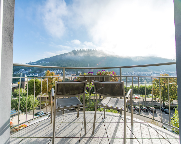 Zwei Stühle auf dem Balkon mit tollem Ausblick