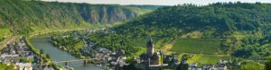 Aussicht auf die Mosel, die Weinberge und Cochem mit seiner Reichsburg