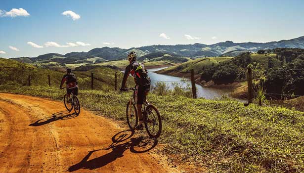 Fahrradfahrer fahren entlang der Mosel