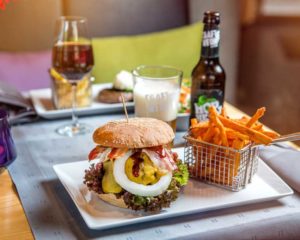 Burger mit Pommes im Restaurant das Meyers