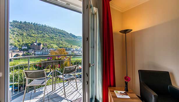 Zimmer mit Balkon mit Aussicht auf die Weinberge