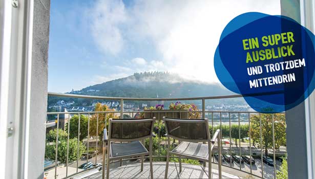 Zwei Stühle auf dem Balkon mit tollem Ausblick