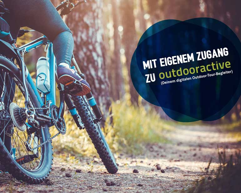 Fahrradfahrer auf Mountainbike im Wald